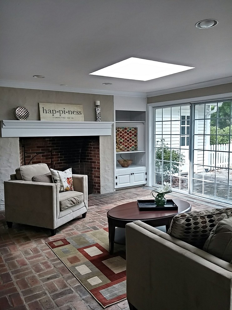 На фото: открытая гостиная комната среднего размера в классическом стиле с серыми стенами, кирпичным полом, стандартным камином, фасадом камина из кирпича, коричневым полом и ковром на полу без телевизора