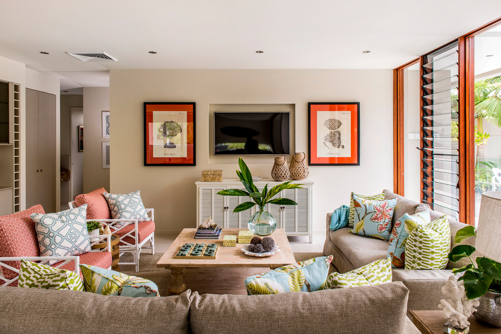 Источник вдохновения для домашнего уюта: гостиная комната в морском стиле с бежевыми стенами и телевизором на стене без камина