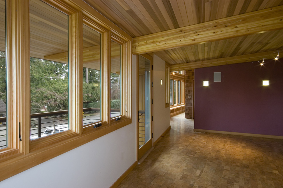 Imagen de sala de estar cerrada moderna grande sin chimenea con paredes blancas y suelo de madera en tonos medios