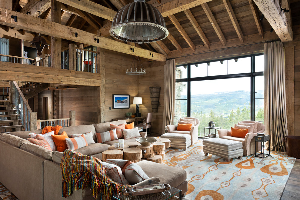 Idee per un ampio soggiorno stile rurale aperto con pareti marroni, pavimento in legno massello medio e pavimento marrone