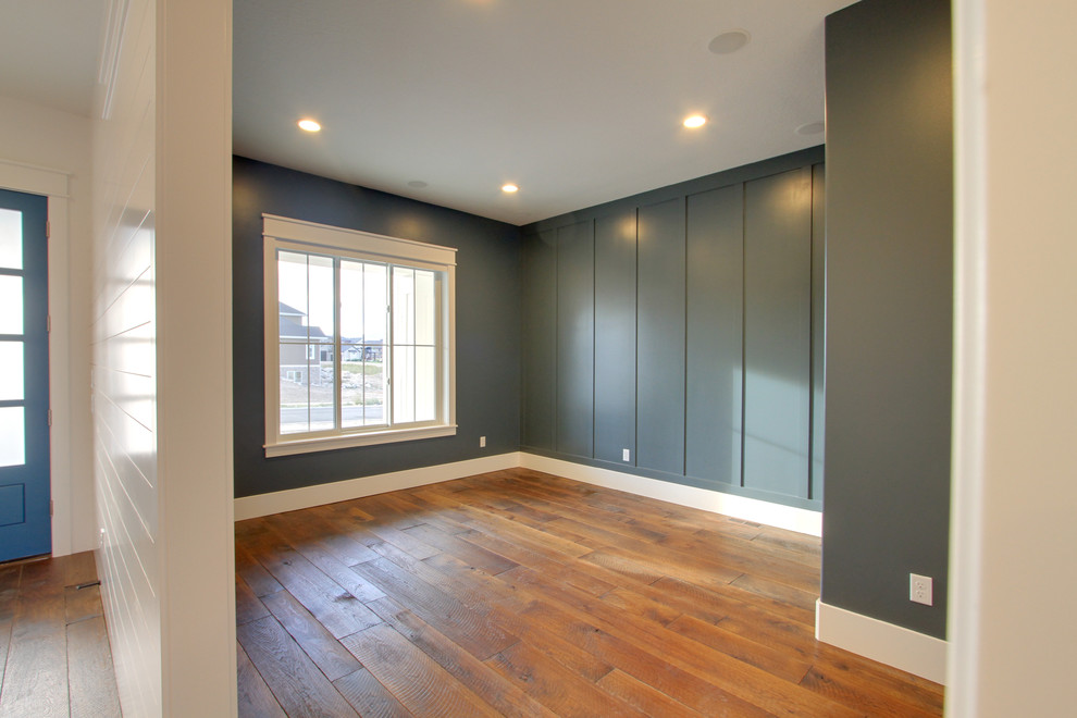 Modelo de sala de estar de estilo de casa de campo de tamaño medio con paredes grises y suelo de madera clara