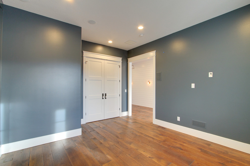 Cette photo montre une salle de séjour nature de taille moyenne avec un mur gris et parquet clair.