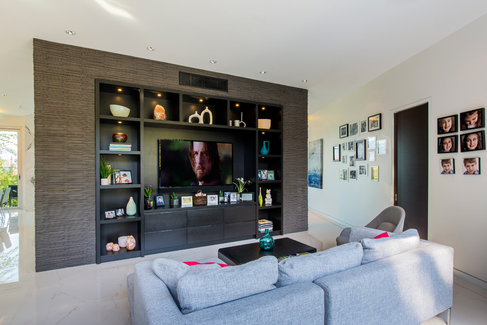 Modernes Wohnzimmer mit Marmorboden und Multimediawand in Vancouver