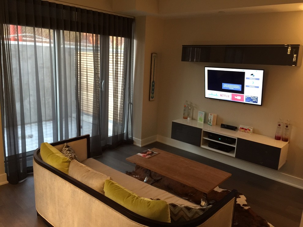 На фото: маленькая открытая гостиная комната в современном стиле с серыми стенами и телевизором на стене без камина для на участке и в саду