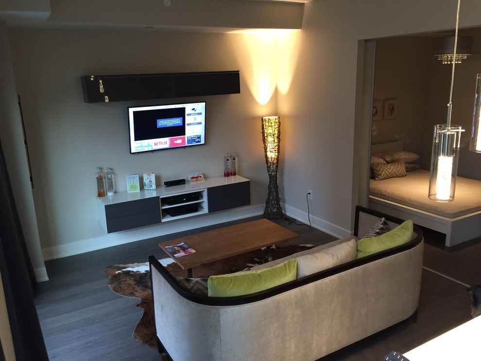 Diseño de sala de estar abierta contemporánea pequeña sin chimenea con paredes grises y televisor colgado en la pared