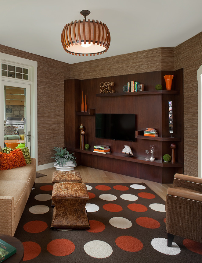 Diseño de sala de estar con biblioteca abierta clásica renovada pequeña sin chimenea con paredes marrones y suelo de madera en tonos medios