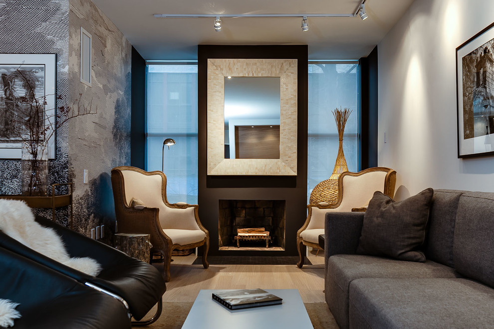 Diseño de sala de estar abierta minimalista pequeña con paredes blancas, suelo de madera clara, todas las chimeneas, marco de chimenea de yeso y pared multimedia