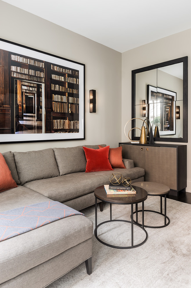 Стильный дизайн: открытая гостиная комната в современном стиле с домашним баром, серыми стенами и темным паркетным полом - последний тренд