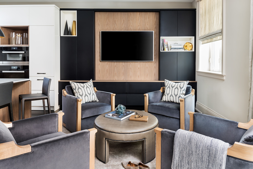 Idée de décoration pour une salle de séjour design ouverte avec un bar de salon, un mur gris, parquet foncé et un téléviseur encastré.