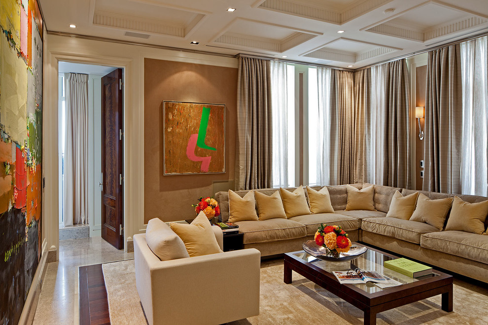 На фото: изолированная гостиная комната в стиле неоклассика (современная классика) с коричневыми стенами с