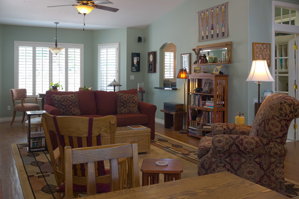 Cette photo montre une grande salle de séjour craftsman fermée avec un mur vert, une cheminée standard, un manteau de cheminée en carrelage, un téléviseur fixé au mur et un sol en carrelage de céramique.