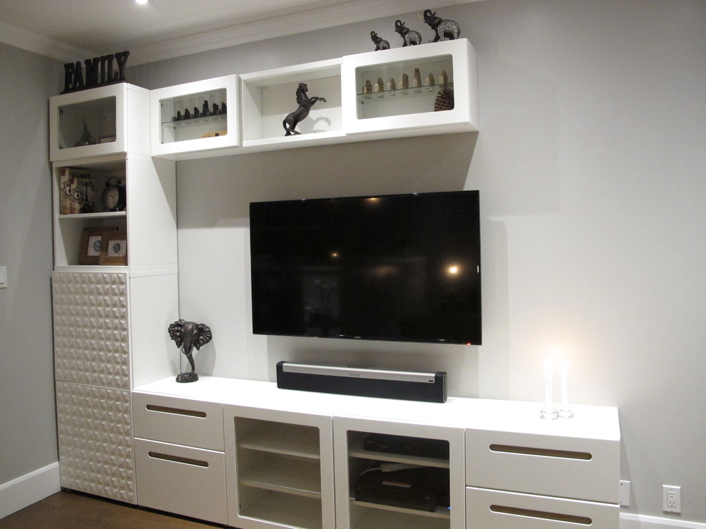 На фото: открытая гостиная комната среднего размера в современном стиле с серыми стенами, темным паркетным полом, телевизором на стене и коричневым полом с