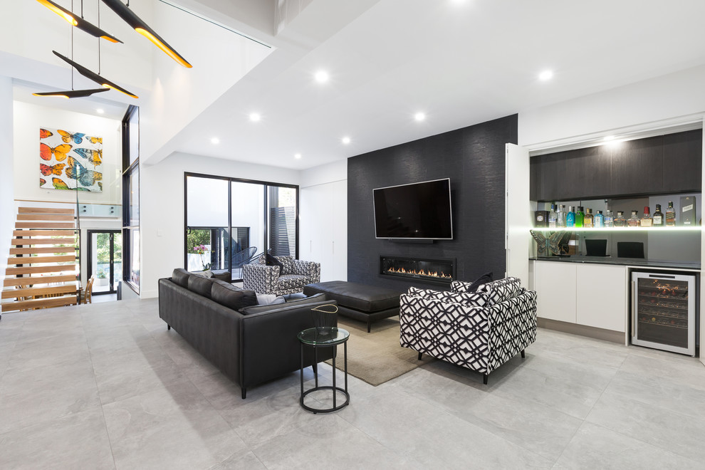 Großes, Offenes Modernes Wohnzimmer mit weißer Wandfarbe, Porzellan-Bodenfliesen, Gaskamin, gefliester Kaminumrandung, TV-Wand und grauem Boden in Sydney