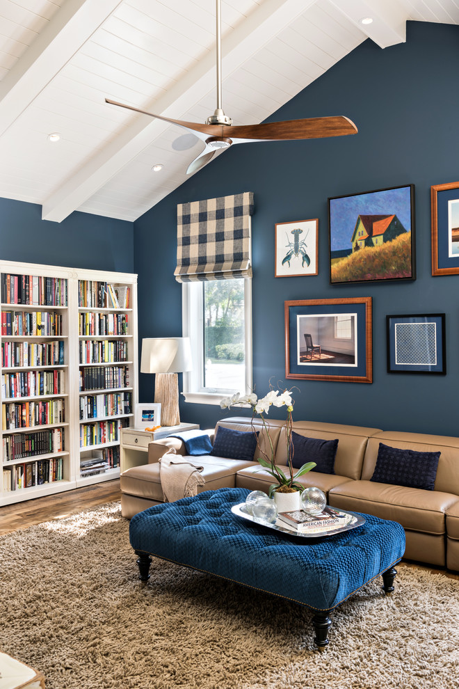 Imagen de sala de estar con biblioteca marinera con paredes azules y alfombra