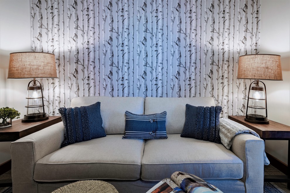 На фото: маленькая изолированная гостиная комната в морском стиле с бежевыми стенами, ковровым покрытием, телевизором на стене и серым полом без камина для на участке и в саду с