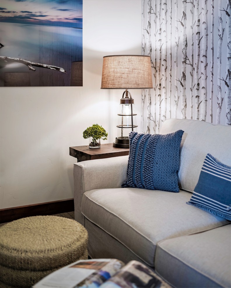 Foto di un piccolo soggiorno stile marinaro chiuso con pareti beige, moquette, nessun camino, TV a parete e pavimento grigio