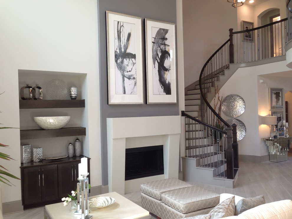 Cette image montre une salle de séjour design avec un mur gris, une cheminée standard, un manteau de cheminée en béton et un sol gris.