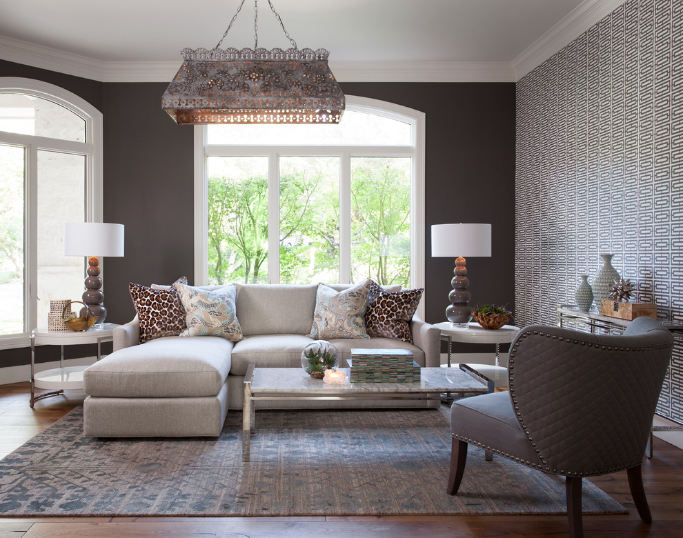 Imagen de sala de estar clásica renovada con paredes grises y suelo de madera oscura