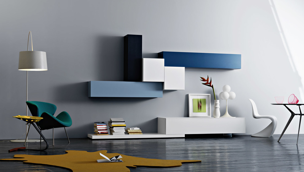 Immagine di un soggiorno minimalista con libreria, pareti grigie e pavimento in legno verniciato