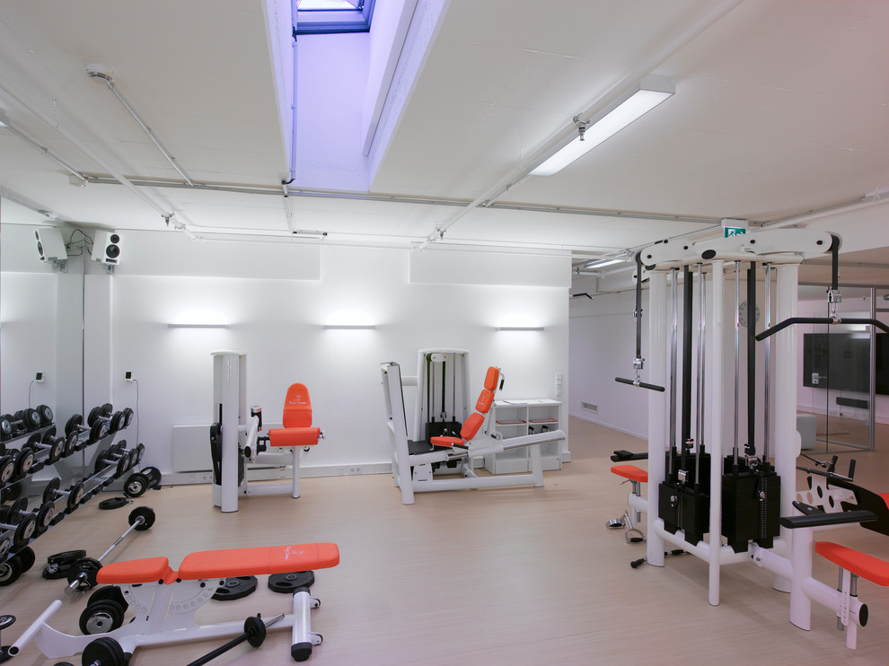 This is an example of a medium sized industrial home weight room in Hamburg.