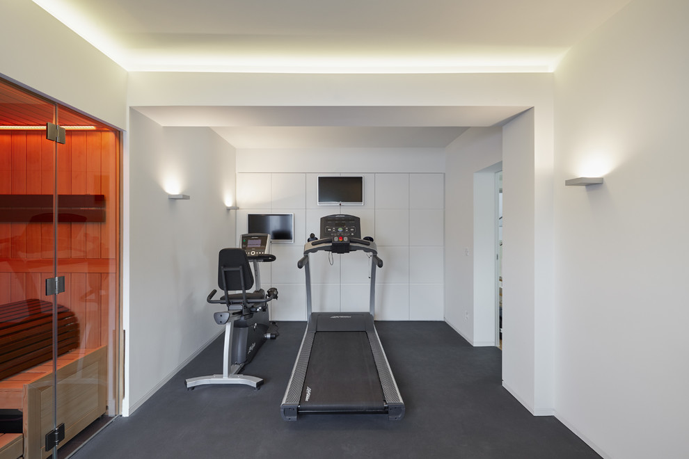 Multifunktionaler, Großer Moderner Fitnessraum mit weißer Wandfarbe in Köln
