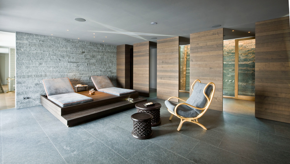 Стильный дизайн: большой домашний тренажерный зал в стиле рустика с серыми стенами - последний тренд