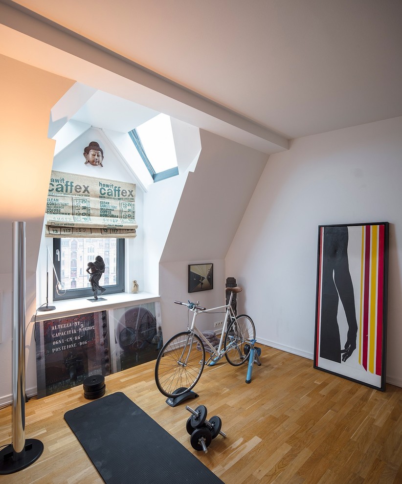 ハンブルクにある小さなコンテンポラリースタイルのおしゃれな多目的ジム (白い壁、無垢フローリング、茶色い床) の写真