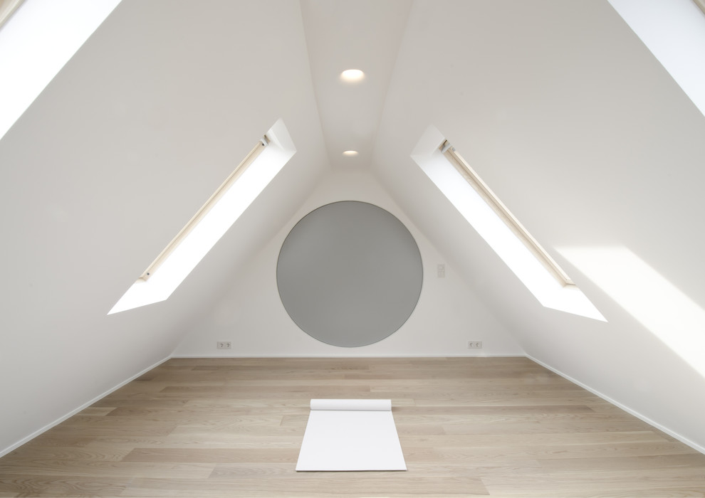 Moderner Yogaraum mit weißer Wandfarbe und hellem Holzboden in Hannover