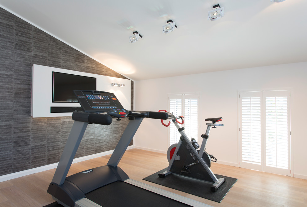 Design ideas for a contemporary home gym in Cologne with white walls and feature lighting.