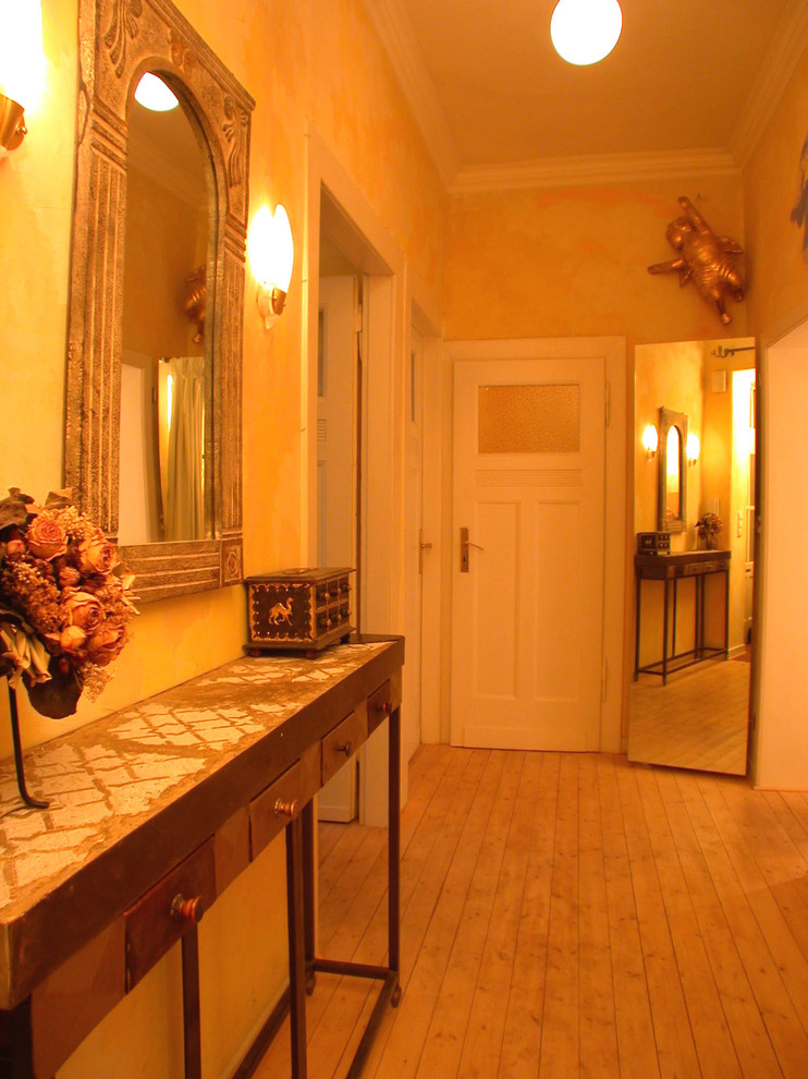 Источник вдохновения для домашнего уюта: коридор среднего размера в средиземноморском стиле с желтыми стенами и светлым паркетным полом