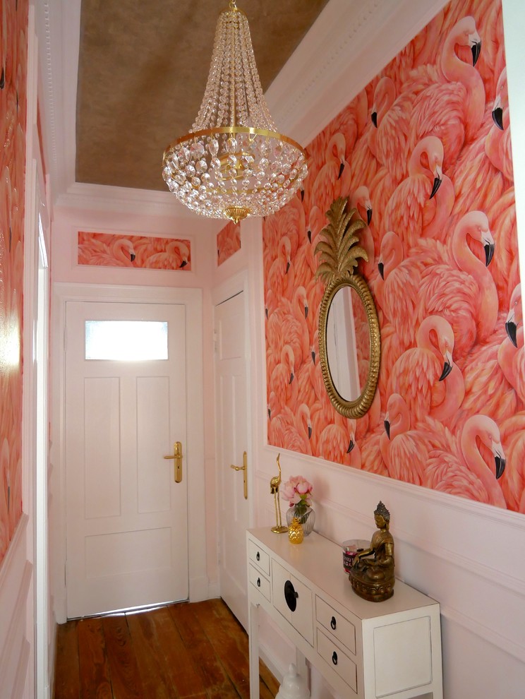 Idées déco pour un petit couloir classique avec un mur rose, parquet foncé et un sol marron.