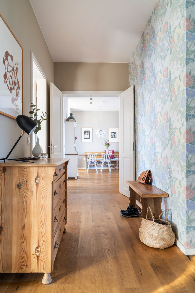 Mittelgroßer Landhaus Flur mit beiger Wandfarbe, hellem Holzboden und beigem Boden in Berlin
