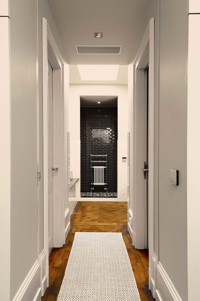 Foto di un ingresso o corridoio bohémian di medie dimensioni con pareti grigie e pavimento in legno massello medio