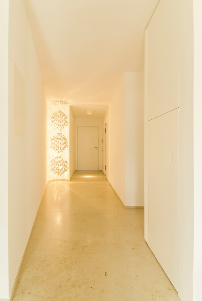 Example of a minimalist hallway design in Munich