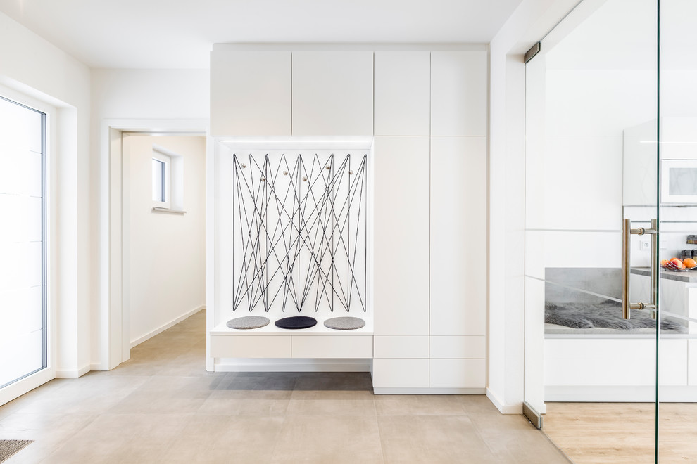 Источник вдохновения для домашнего уюта: коридор среднего размера в стиле модернизм с белыми стенами и бежевым полом
