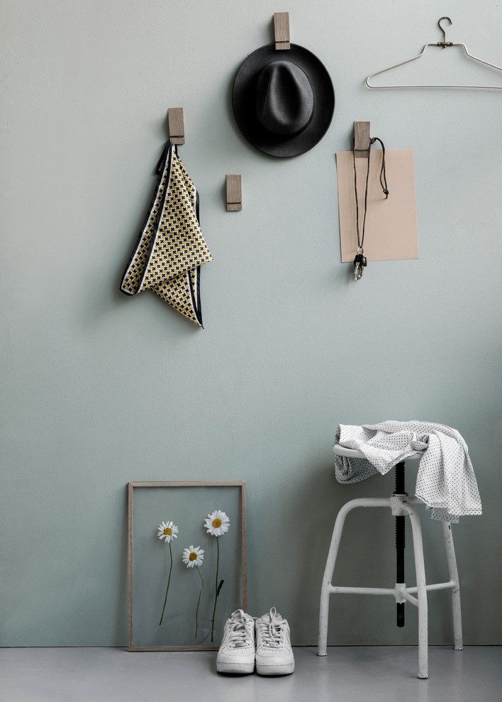 Источник вдохновения для домашнего уюта: большой коридор в скандинавском стиле с серыми стенами, бетонным полом и серым полом