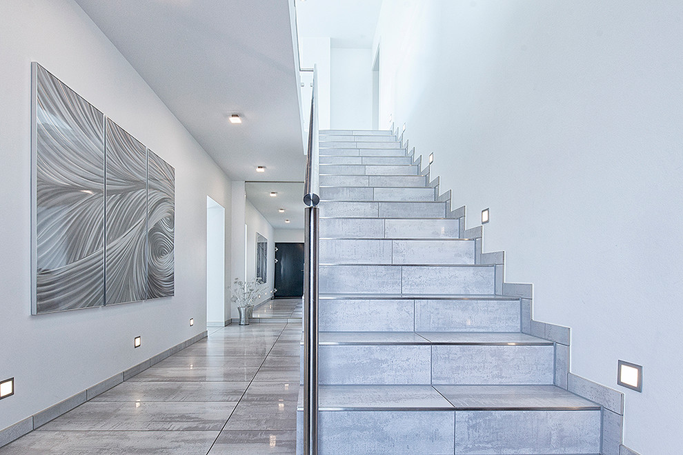 Свежая идея для дизайна: большой коридор в современном стиле с белыми стенами - отличное фото интерьера