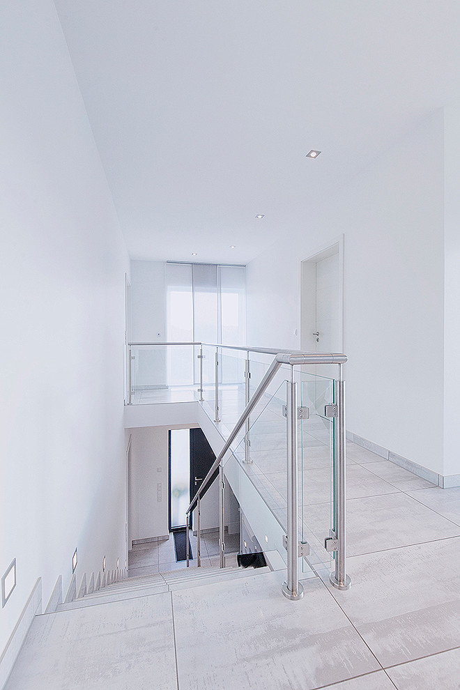 На фото: коридор среднего размера в современном стиле с белыми стенами с