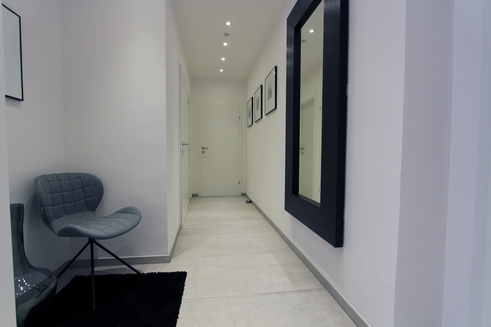 Esempio di un ingresso o corridoio design con pareti bianche