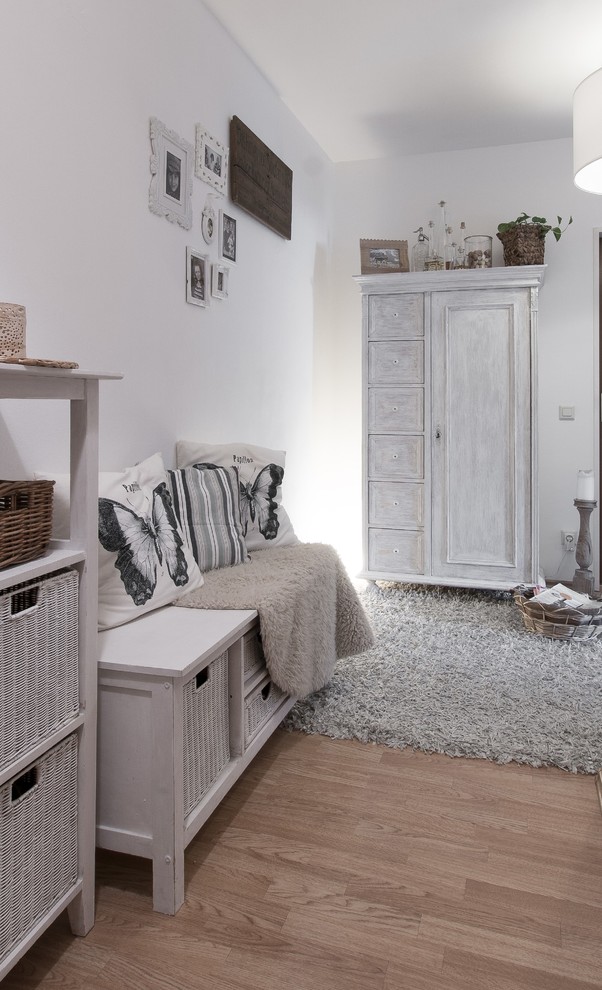 Idee per un ingresso o corridoio stile shabby di medie dimensioni con pareti bianche