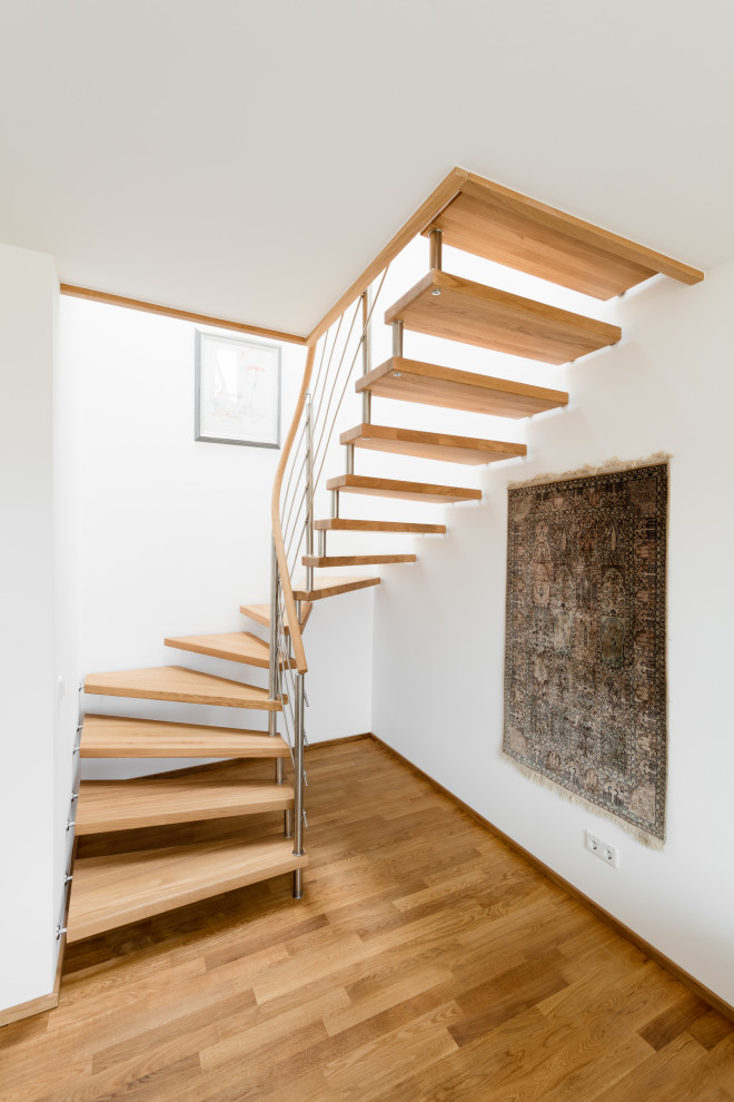 Idée de décoration pour un très grand escalier tradition en U avec des marches en bois et un garde-corps en bois.
