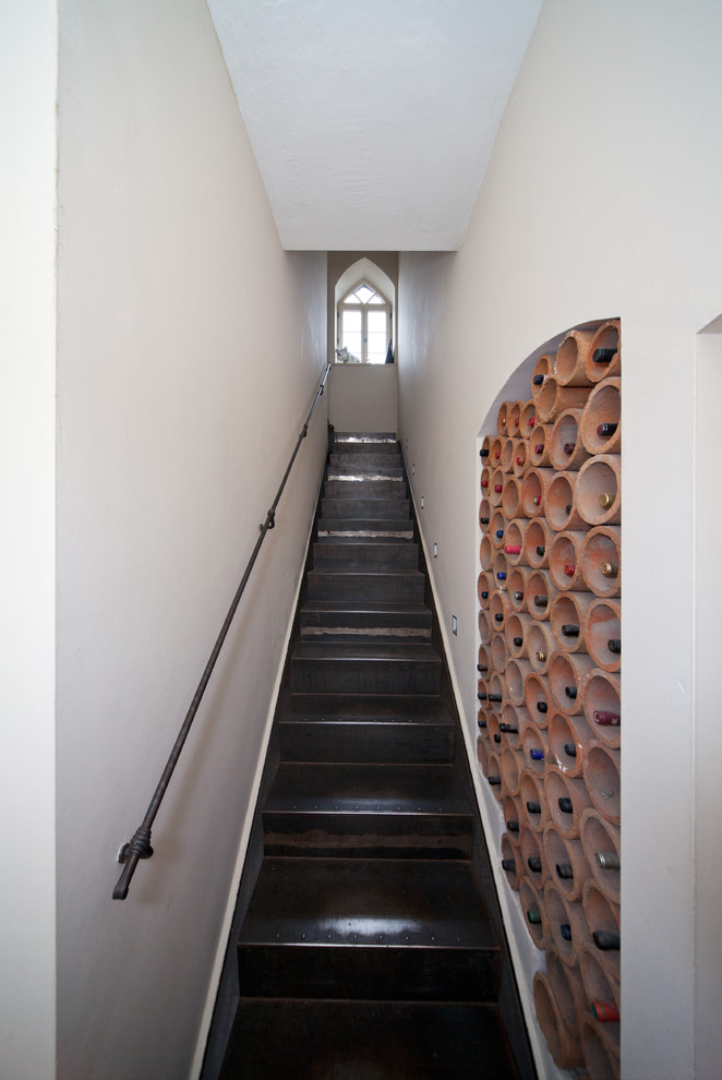 Réalisation d'un escalier droit méditerranéen avec des marches en métal et des contremarches en métal.