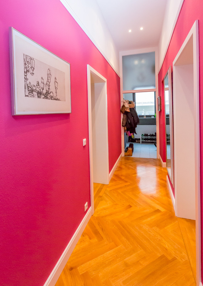 Réalisation d'un couloir design avec un mur rose.