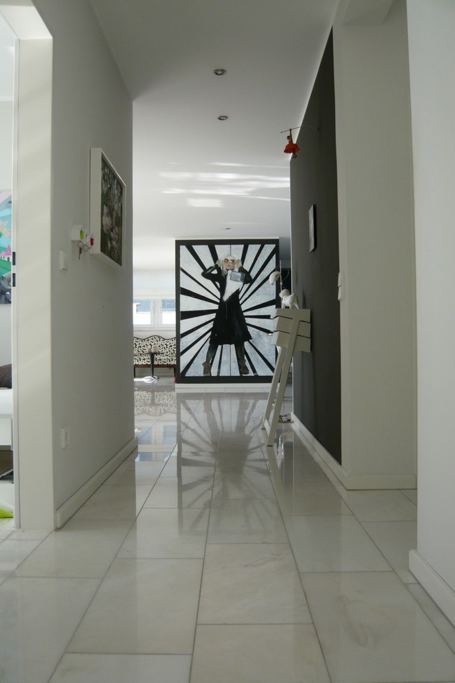 Immagine di un ingresso o corridoio minimal con pareti bianche