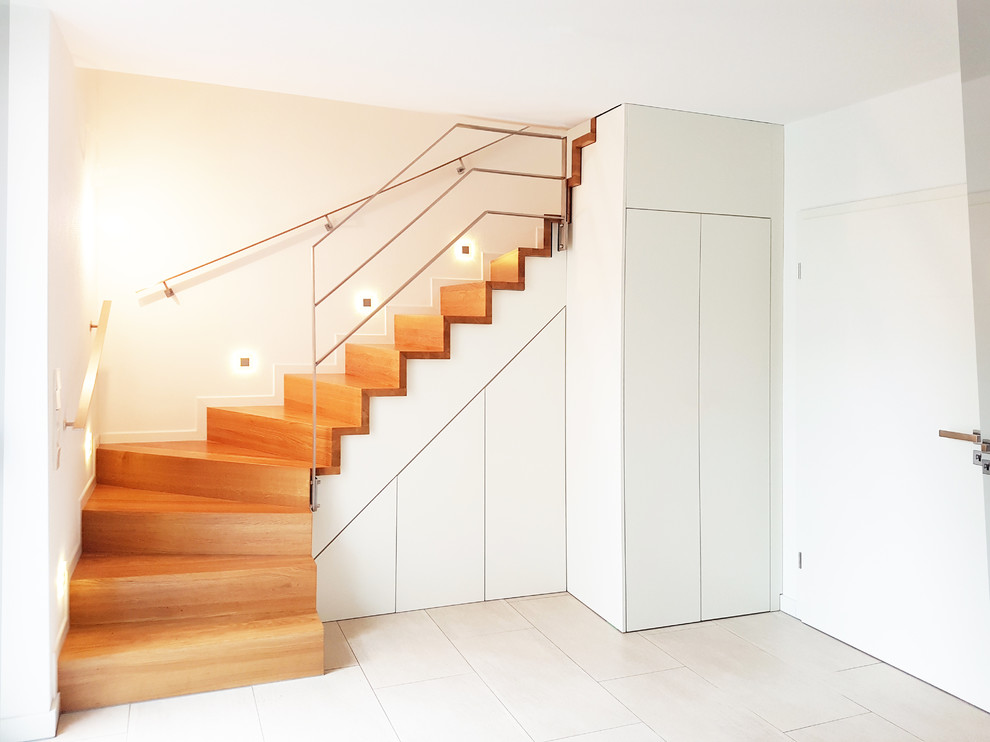 Idées déco pour un grand escalier contemporain.