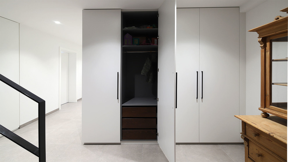 Источник вдохновения для домашнего уюта: большой коридор в современном стиле с белыми стенами и серым полом