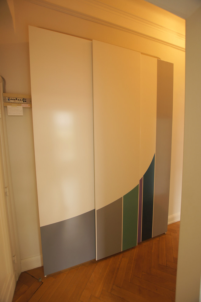 Пример оригинального дизайна: коридор среднего размера в современном стиле с белыми стенами, паркетным полом среднего тона и коричневым полом