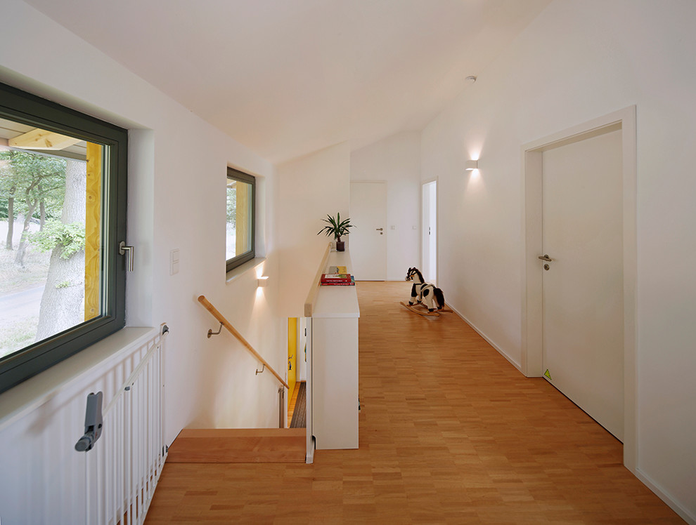 Пример оригинального дизайна: коридор в современном стиле с белыми стенами