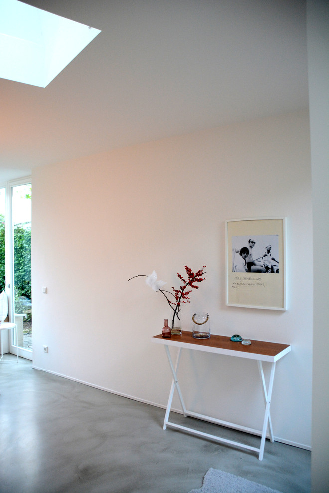 Стильный дизайн: маленький коридор в скандинавском стиле с белыми стенами, полом из винила и серым полом для на участке и в саду - последний тренд