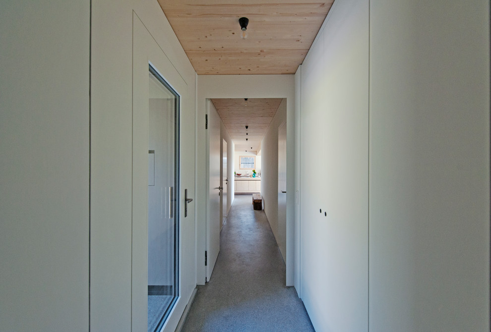 Idee per un ingresso o corridoio moderno di medie dimensioni con pareti bianche, pavimento alla veneziana e pavimento grigio